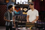 Carter (Julian Gant, l.); Max (Cheyenne Jackson, r.)