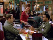 Doug (Kevin James, li.) und Deacon (Victor Williams) treffen sich im Cooper’s. Dort wird Doug von der Bedienung Jill (Idalias DeLeon) heftig angeflirtet. Sie hinterlässt ihm sogar eine Botschaft auf der Rechnung.