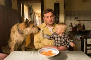 Vaterfreuden am Esstisch: Franz Eberhofer (Sebastian Bezzel, Mitte) mit Paul (Luis Sosnowski, re.) und Hund Ludwig.
