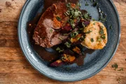 Schafe züchten Georg und Rosina Steinacher als Hobby. Aus dem eigenen Lammfleisch kocht das junge Paar aus Pfronten im Allgäu gerne Georgs Lieblingsschmankerl: Lamm nach Baeckeoffe-Art, also geschmort als Eintopf mit Kartoffeln und Gemüse. Vroni Lutz kreiert mit dem Lamm einen Rollbraten, gefüllt mit italienischem Speck, in Rotweinsud. Als Beilage bäckt sie ein Kartoffelgratin und schmort lila Urkarotten (im Bild). Als vegetarische Idee kocht Vroni ein Kürbis-Kartoffel-Gratin mit Schafskäse, glasierten lila Karotten zusammen mit einem Kürbiskern-Karottengrün-Pesto.