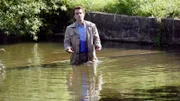 Fernsehstar René Schlatter (Oliver Wnuk) scheint nur ein Interesse zu haben - auf der Dorfstraße überfahren zu werden oder im Dorfteich zu ertrinken. Doch ist dieser auch tief genug?