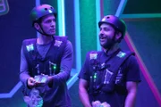 Dennis Reynolds (Glenn Howerton, l.); Charlie Kelly (Charlie Day, r.)