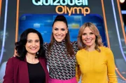 Moderatorin Esther Sedlaczek (M.) mit den Kandidatinnen des Teams "Medizin": Dr. Yael Adler (l.) und Dr. Julia Fischer (r.)