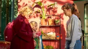 Barcelona for Beginners (3) - Familie und andere Katastrophen Mariana (Aina Clotet, r.) fühlt sich beschämt; Frida (Ia Langhammer, l.) und (Clara Katia Voronina, M.) bringen schwedische Kekse