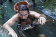 Hazen hält eine Vogelspinne am Ende seiner Machete. (National Geographic/Barbara Brunner)