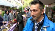 Auch auf dem Flohmarkt sollen noch ein paar Schätze von Heiderose und Giovanni an den Mann gebracht werden. Unterstützt werden die beiden auch hier vom Experten Mauro Corradino (re.)