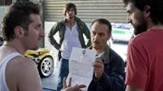 Semir (Erdogan Atalay, 2.v.re.) und Ben (Tom Beck, 2.v.li.) tauchen mit einem Haftbefehl in Tayfuns (Tim Seyfi, li.) Werkstatt auf und wollen ihn festnehmen. (re. Numan Acar als Hassan)