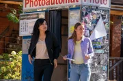 Ein Hinweis im Zimmer des verschwundenen Yannick Liebeskind (Levi Eisenblätter) hat Mina Amiri (Jasmin Tabatabai, l.) und Lucy Elbe (Josephin Busch) zu einem Fotoautomaten auf dem RAW-Gelände geführt.