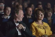 Regisseur Kurt Moser (Ulrich Noethen, l.) und Caterina Schöllack (Claudia Michelsen, r.) verfolgen begeistert die Premiere von Monikas und Freddys erstem Musikfilm.