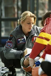 1. Dr. Sabine Petersen (Marlene Marlow) ist mit hoher Konzentration beim Einsatz.