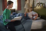 Sheldon Cooper (Iain Armitage, l.); Mary Cooper (Zoe Perry, r.)