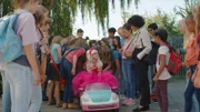 Floor (Bobbie Mulder) erreicht mit ihren Geburtstagsmitbringseln „im Auto“ die Schule.