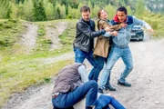 Ein schwarzer Jugendlicher wird tot auf der Choralpe aufgefunden. Nachdem das SOKO-Team rund um Lukas Roither (Jakob Seeböck, M.) und Nina Pokorny (Julia Cencig, 2.v.r.) zu Anfang noch in Flüchtlingskreisen ermittelt, richtet sich der Verdacht bald gegen Ex-Fußballprofi Gernot Halterer (Aleksandar Petrovic, l.). Seine Assistentin, Rosa Kirchler (Kristina Bangert, 2.v.l.), unterstützt bei der Arbeit mit den jungen Talenten und betreut darunter Johnny Yekini (Noah Tinwa, r.).