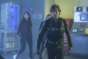 Angus MacGyver (Lucas Till, r.)