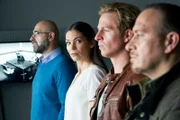Semir (Erdogan Atalay, r.), Paul (Daniel Roesner) und Krüger (Katja Woywood) wollen Staatsanwalt Tawil (Özgür Karadeniz, l.) während dem Verhör eines Verdächtigen zu einer List überreden.