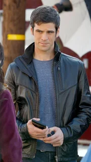 Detective Don Flack (Eddie Cahill) steht vor einem ungewöhnlich großen Kreis an Verdächtigen. Es scheint als habe so ziemlich jeder im Umfeld eines verunglückten Rennfahrers ein Motiv für die Tat.