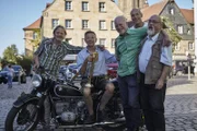Stofferl Well (sitzend in der Mitte) mit Heinrich Filsner (ganz rechts) und Musikerfreunden.