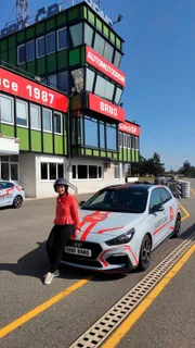 Dreharbeiten im Automotodrom in Brünn mit Moderatorin Beate Werner