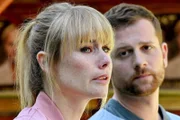 Paul (Christoph Schechinger) besucht mit Jasmina (Anna Hausburg) eine Theaterprobe ihres Vaters.
