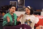 Tina (Anita Eichhorn, links) leiht Maja (Godiva Adela, rechts) ein T-Shirt.