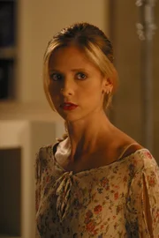 Buffy (Sarah Michelle Gellar) kommt einer Gruppe von Schülern auf die Schliche, die einen Dämon beschwören und ihm Menschenopfer darbringen wollen ...