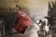 Die Sowjetfahne über dem Reichstag (Aufnahme von Jewgeni Ananjewitsch Chaldei).