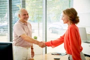 Andrea (Carina Wiese) ermittelt auf eigene Faust in einer Schönheitsklinik und gibt sich als potentielle Patientin aus. Prof. Eberhardt Wagner (Hansa Czpionka) verabschiedet sich von Andrea, die unbemerkt an die gesuchten Informationen kommen konnte.