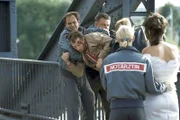Alex (Matthias Leja) kann Michael (Dieter Brandecker), der durch den Autounfall mit Robert und Birte an den Tod seiner Frau erinnert wurde, gerade noch vor einem Selbstmord retten.