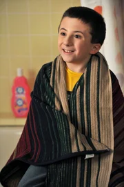 Er will seine Mutter nicht mehr zum Einkaufen begleiten, doch anstatt, dass er allein daheim bleiben darf, muss Brick (Atticus Shaffer) seinen Samstag nun bei den Tanten verbringen ...
