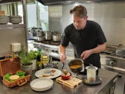 Koch Martin Thorbauer vom Wirtshaus Thorbauer in Graz bereitet steirische Tapas zu