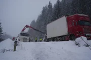 Sie verwenden einen Kran, um die Salzsäcke zu entfernen.