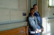Kate (Michaela Coel) und Michael (John Goodman) setzen alle Hebel in Bewegung, um Alice Munezeros Unschuld zu beweisen.