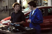 Lex macht Flori ein zwielichtiges Angebot. Von links: Lex (Sebastian Gerold) und Florian Brunner (Tommy Schwimmer).