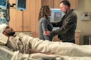 Justin Voight (Josh Segarra, liegend), Olive Voight (Caroline Neff), Hank Voight (Jason Beghe)