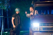 Paul (Daniel Roesner, l.) ermittelt auf eigene Faust im Fall seines ermordeten Kumpel. Undercover in einer Stripper-Truppe hat er das üble Spiel der Truppe nicht mitgemacht und wird von Robin (Robert Maaser) und seinen wütenden Kollegen zurückgelassen.