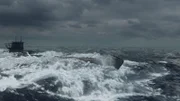 U-Boot-Überwasserfahrt in stürmischen Gewässern.