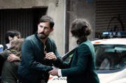 ARD Degeto BARCELONA-KRIMI: BLUTIGER BETON, am Donnerstag (28.05.20) um 20:15 Uhr und um 00:35 Uhr  im ERSTEN. Xavi (Clemens Schick) und Fina (Anne Schäfer) geraten bei Ausschreitungen zwischen die Fronten. © ARD Degeto/Charlotte Jansen, honorarfrei - Verwendung gemäß der AGB im engen inhaltlichen, redaktionellen Zusammenhang mit genannter Degeto-Sendung und bei Nennung "Bild: ARD Degeto/Charlotte Jansen" (S2+). ARD Degeto/Programmplanung und Presse, Tel: 069/1509-335, degeto-presse@degeto.de