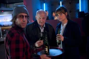 Ekki (Oliver Korittke, l.) gibt sich als Barkeeper aus, um im Club „Ground Control“ undercover zu ermitteln.  Doch Wilsberg (Leonard Lansink) und Alex (Ina Paule Klink) sind skeptisch, ob die Tarnung hält.