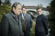 Für das Detective-Team Fred Thursday (Roger Allam, l.), Jim Strange (Sean Rigby, M.) und Endeavour Morse (Shaun Evans, r.) gibt es keine guten Neuigkeiten. Eine weitere junge Frau wurde ermordet am Flussufer gefunden. Sie gehen von einem Serienmörder aus.