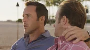 Während Chin, Kono und Grover im Fall eines Mordes an einem Mann, der Nachhilfeunterricht in Sachen Flirten genommen hatte, ermitteln, müssen Steve (Alex O'Loughlin, l.) und Danny (Scott Caan, r.) den Valentinstag gemeinsam verbringen ...