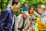 Immer macht die Familie Jonas(Emil Baikousis, l.), Andi (Nils Düwell, 2.v.l.) und Suse (Eva Mannschott, 2.v.r.) nur dumme Witze über das Meerschweinchen. Ein weiteres Zeichen für Toni (Luise Kretschmer, r.), dass sie nicht in diese Familie gehört. Nur Fritz (Guido Hammesfahr, M.) hält zu ihr.