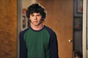 Sein Footballteam will sich gemeinsam einen Bart wachsen lassen, doch bei Axl (Charlie McDermott) will der einfach nicht kommen, deshalb spannt er seine Mutter für eine Ausrede ein. Die hilft ihm aber nicht ohne Gegenleistung ...