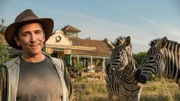 Fritz Fuchs (Guido Hammesfahr) ist auf Kiras Farm in Südafrika angekommen. Er ist begeistert von den Tieren, die nahe der Farm grasen.