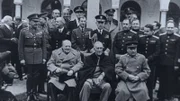 Auf der Konferenz von Jalta im Februar 1945 einigten sich die USA, Großbritannien und die Sowjetunion sowohl auf die Teilung Deutschlands als auch auf die Charta einer zukünftigen internationalen Organisation – der Vereinten Nationen oder UNO.