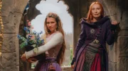 Rapunzel (Anna-Lena Schwing, l.) und die Zauberin Eleonor (Andrea Sawatzki, r.) stehen im hochgelegenen Zimmer des einsamen Turmes, in den sie sich wegen der Verfolgung durch die Königin geflüchtet haben.