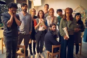 Die Eltern erhalten während der Abstimmung um den neuen Vorstand die Nachricht, dass die Erzieherin Paula bei einem Auftritt auf einer Karnevalsveranstaltung verunglückt ist.