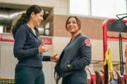 Chicago Fire Staffel 6 Folge 21 Klatsch und Tratsch zwischen zwei Einsätzen: Miranda Rae Mayo als Stella Kidd, Monica Raymund als Gabrielle Dawson