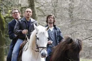 Semir (Erdogan Atalay) und Ben (Tom Beck) setzen ihre Flucht mit Flensmann (Christian Tramitz) auf Pferden fort.