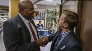 Grover (Chi McBride, l.) ermittelt undercover, um den Tod des Autohändlers Mitch Lawson aufzudecken. Doch hat Paul Burnett (Ron Melendez, r.) etwas damit zu tun?