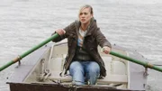 Sarah (Sina Tkotsch) wird von den Gangstern beschossen und versucht mit dem Ruderboot zu fliehen...